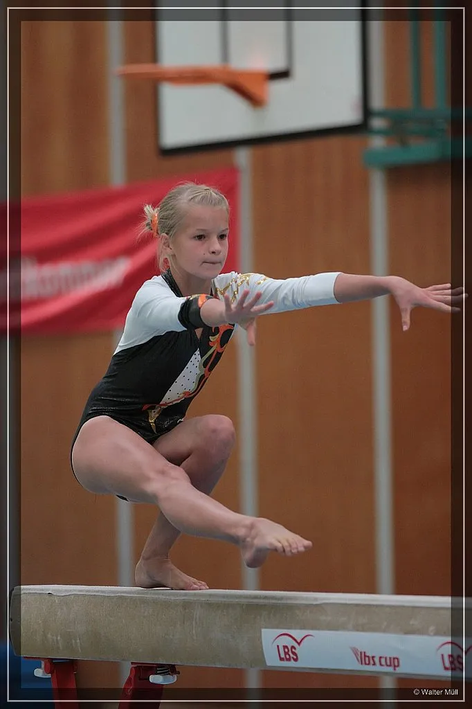 Bild (Walter Müll): Alexandra Vogel am Balken